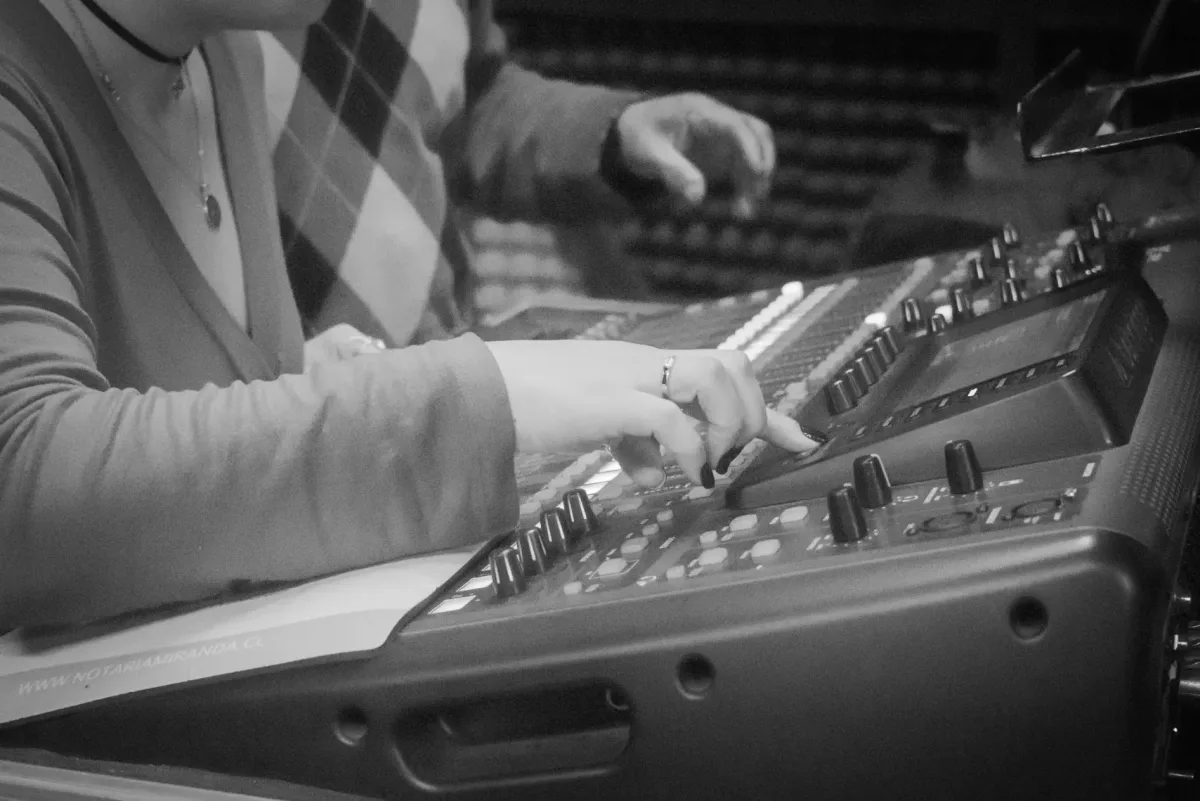 Trabajo de stage manager en escenario durante una presentación en Chile